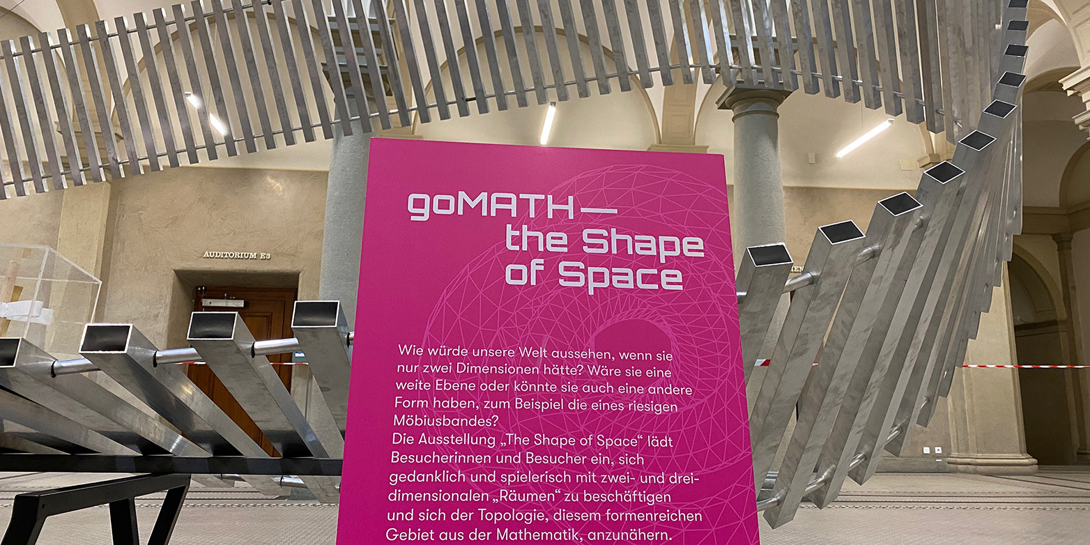 Ausstellung goMATH 2022 – the Shape of Space