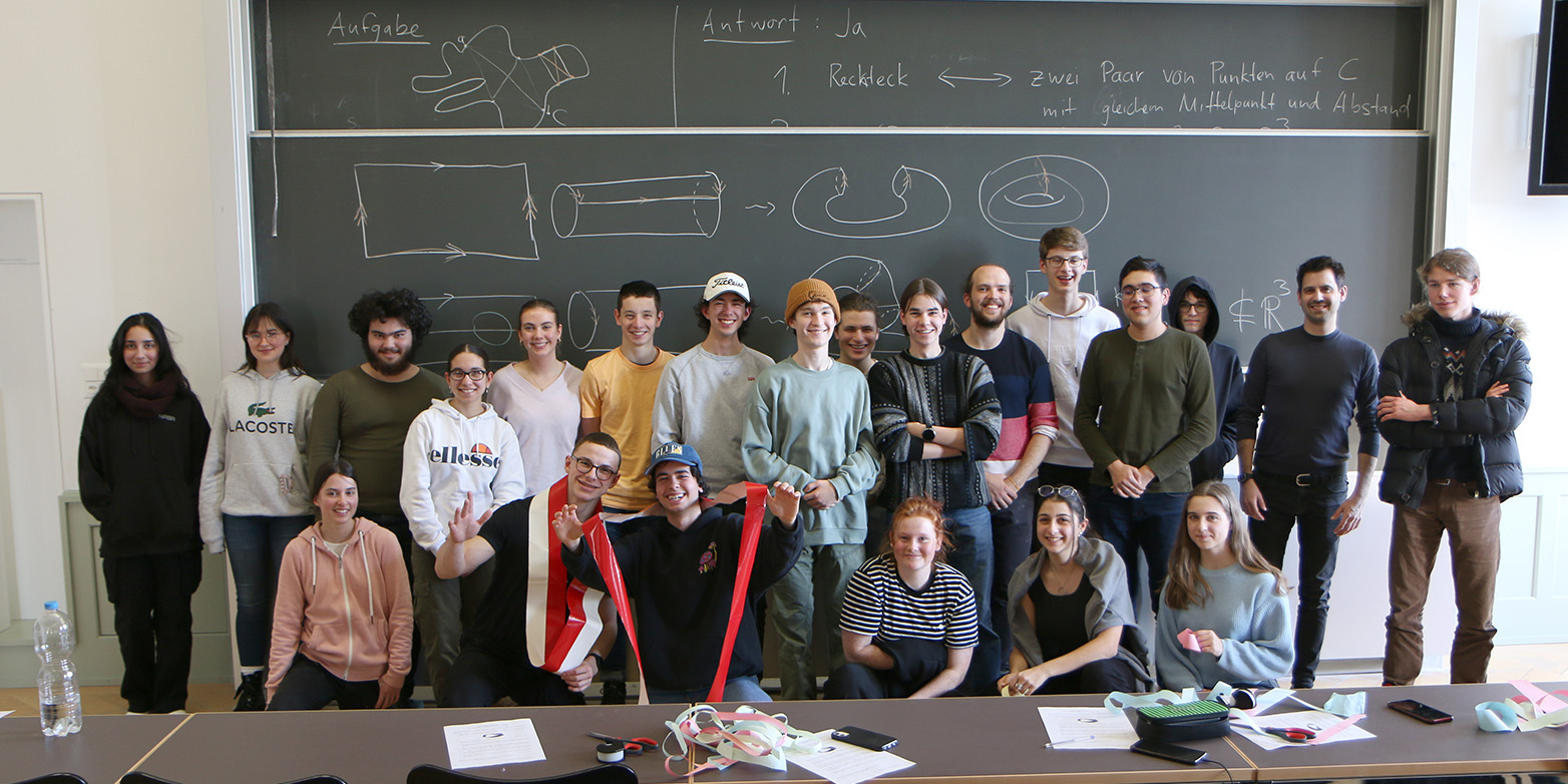 Students of MNG Rämibühl visiting a workshop about the Möbius strip